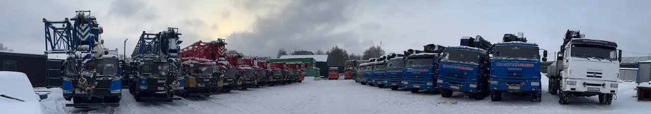 Автопарк спецтехники на одной из площадок СпецТехАльянс