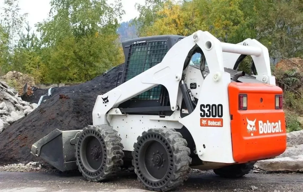 Аренда BOBCAT S300 в Спецтехальянс – мини-погрузчик 1